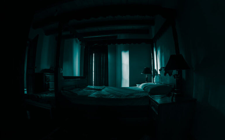 Horror story from Berlin, with a creepy bedroom scenery.